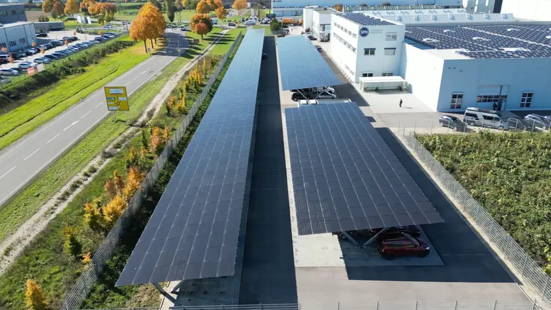 Photovoltaik-Carport von Graule Gebäudetechnik aus der Luft